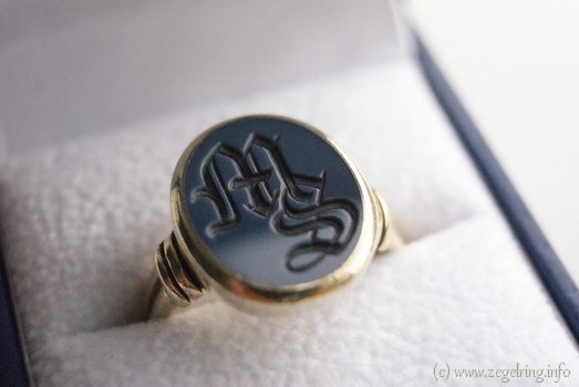 Gouden ring met donkerblauw lagensteen ms