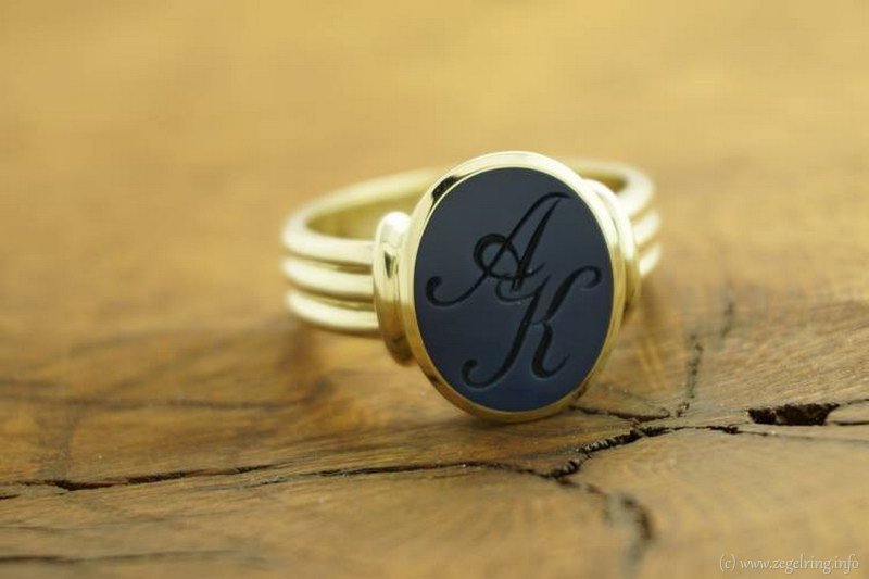 Driedubbele ring steen donkerblauwe zegelring gouden zegelringen
