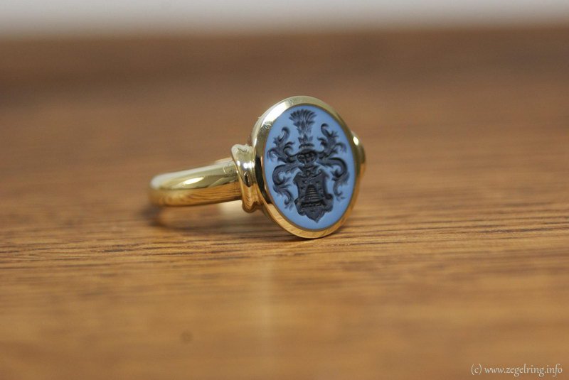 Gegraveerd blauwlagensteen bijenkorf ring halfronde geplaatst