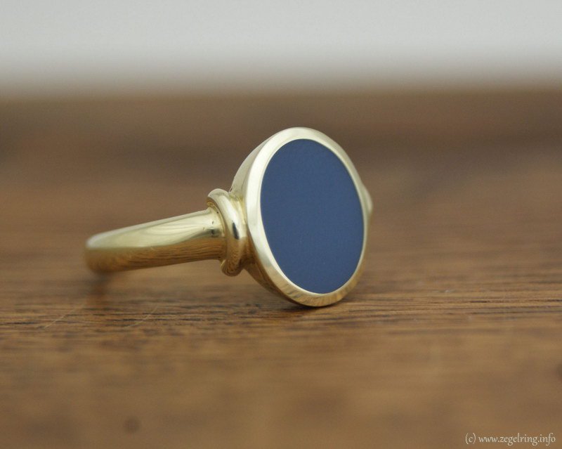 Ring halfronde versierd zogeheten gravureplaat