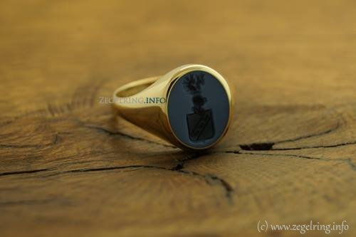Uitstraling ring blauwlagensteen zegelring gouden zegelringen